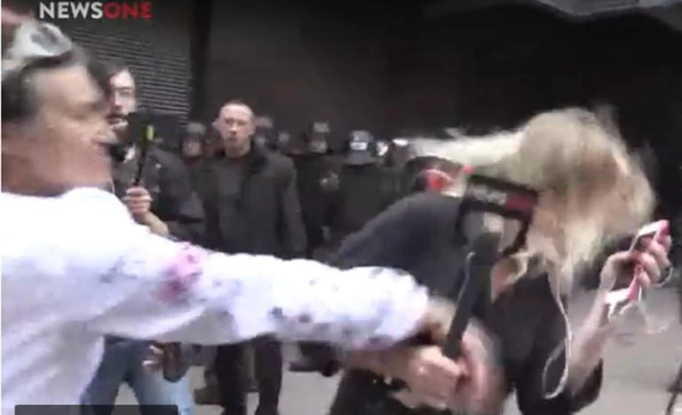 Ουκρανία: Γρονθοκοπήθηκε ρεπόρτερ σε ζωντανή σύνδεση! (βίντεο)